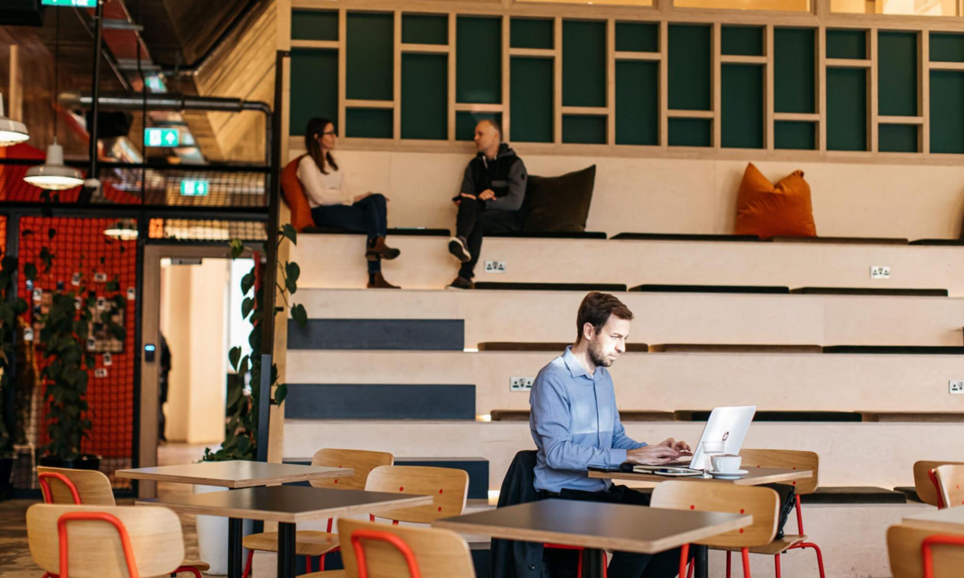 Teilnehmer beim Analysieren von Investitionsdaten